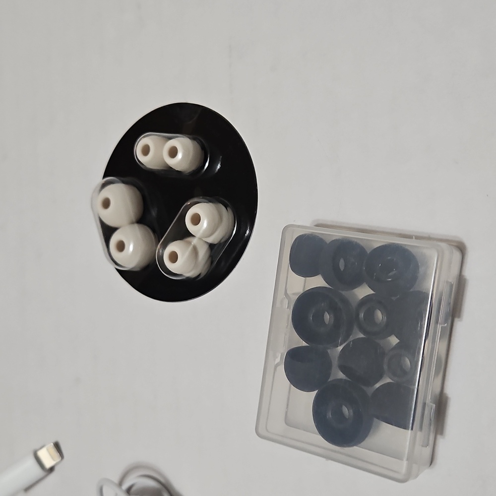 White Wired Apple Ear Buds with Accessories - Picture 5 of 7